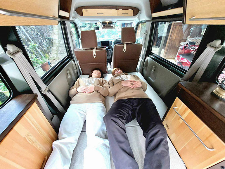 板をパカッと外して、お弁当食べるスタイル。ちゃんと二人並んで座れます。運転席で食べるより、なんか楽しいんですよね。車中泊車中泊仕様車中泊キャンプ車中泊ベッド車中泊diy車内インテリアテイクアウトランチ軽バン軽バン車中泊ハイゼット