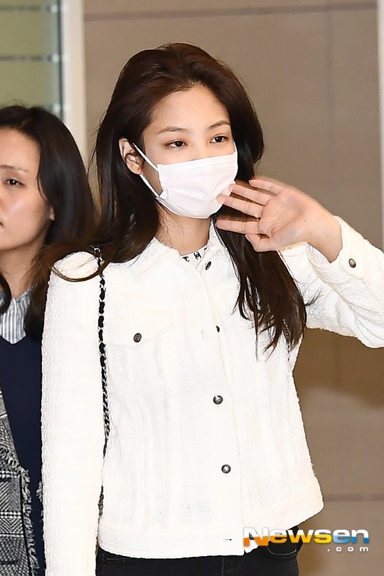 BLACKPINK「ジェニ 」帰国空港ファッションは上下スウェット＆サンダル - 韓information