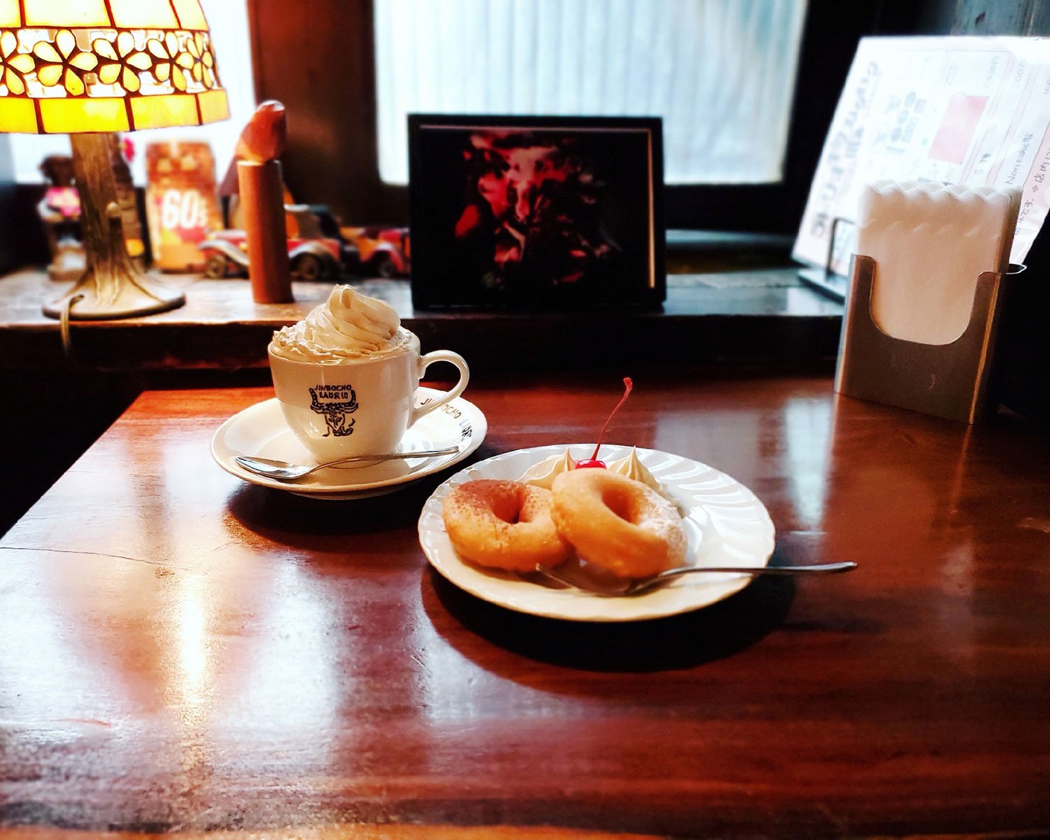 神保町の老舗喫茶店ラドリオの窓際席で特別なひととき