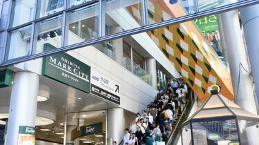 渋谷マークシティ入口エスカレーターよりマークシティ酒井歯科室・サクラステージさいとう歯科