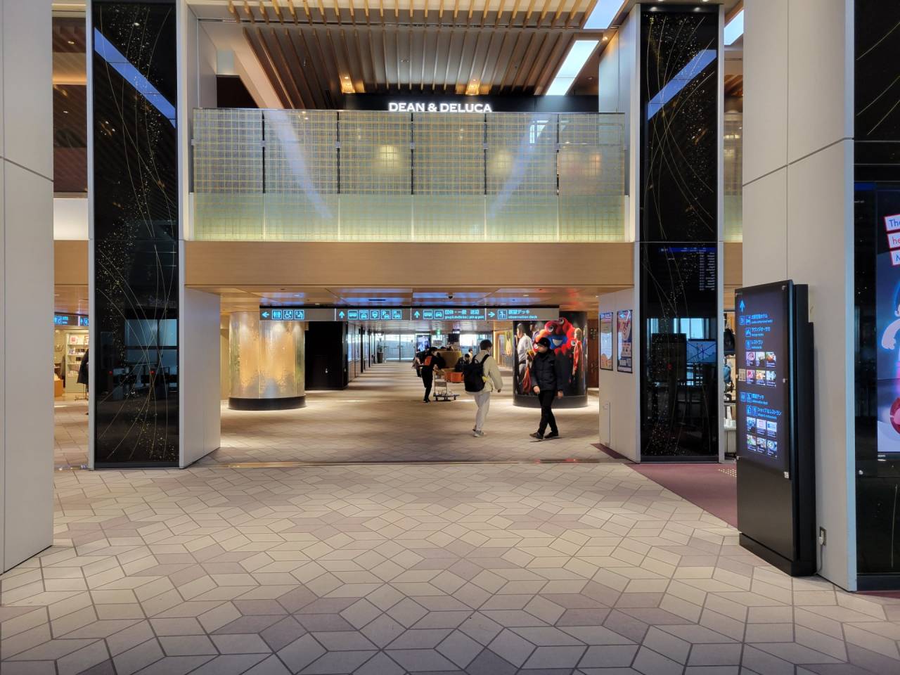 大阪・伊丹空港、長年使われてきたパタパタ式の到着案内板があるレトロな到着ロビーが役目を終えた 鳥海高太朗- エキスパート