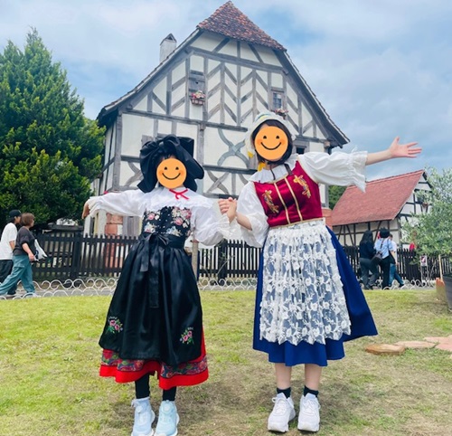 イタリアカーニバル衣装ドイツ民族衣装ドイツ🇩🇪行きたいイタリア🇮🇹いきたいリトルワールドリトルワールドで世界一周リトルワールド🌍 まずは、🇩🇪ドイツエリアで、お友達はドイツの民族衣装を、私はイタリア🇮🇹のカーニバル衣装をかりました。この