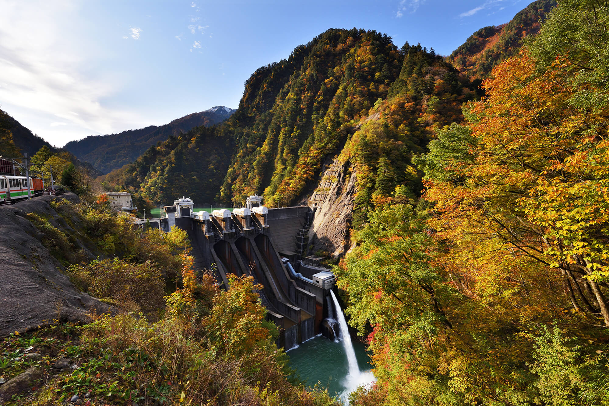 黒部峡谷 色鮮やかな紅葉見頃 トロッコ電車で楽しむ観光客も