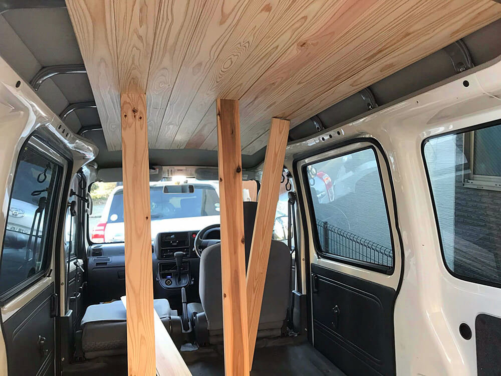 ハイゼットカーゴを車中泊仕様に！ アイデア凝縮のおしゃれな自作軽キャンピングカーを紹介 - カエライフ
