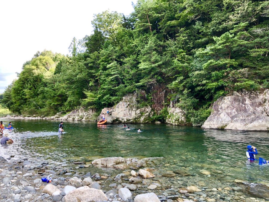 吊り橋の先に広がる林間サイトと渓流が魅力 夏でも涼しい中津川村キャンプ場 秩父市 直火も可能な穴場東京キャンパーのブログ