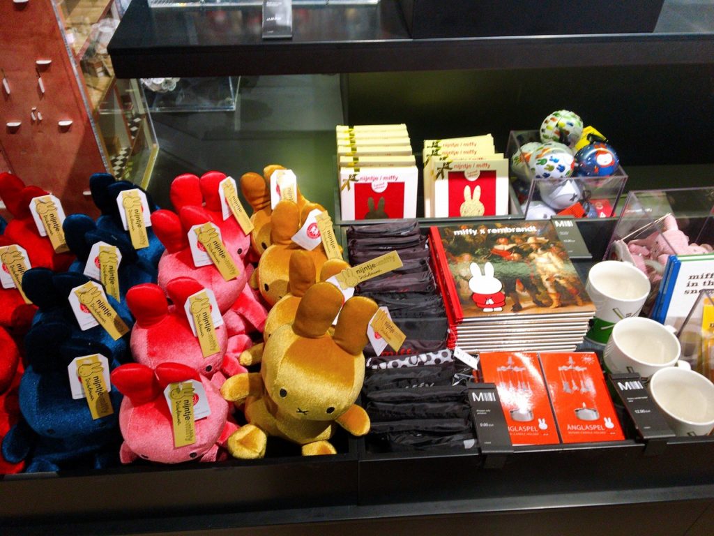 スキポール空港AmsterdamHTB出口のお土産屋さんは出国前という意味で空港名ですアムスの空港はめちゃくちゃ広いです空港内通路の距離数合計だと世界で上の方じゃないのかな？ アメリカ行ったことないので語れませんが。😅 シェンゲン内外分かれてますし 1時間