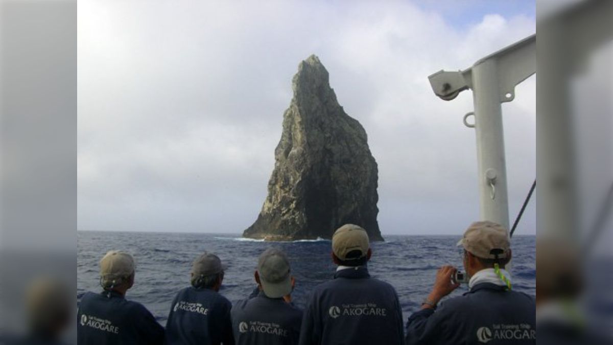 小笠原旅行 第１６話 父島出港、鳥島、孀婦岩 :