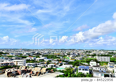 沖縄・宮古島 伊良部・佐良浜のまち歩き「や～がまく～がま」カラフルな壁の町並みをお散歩♪ 宮古島ひとときさんぽ - じゃらん遊び体験