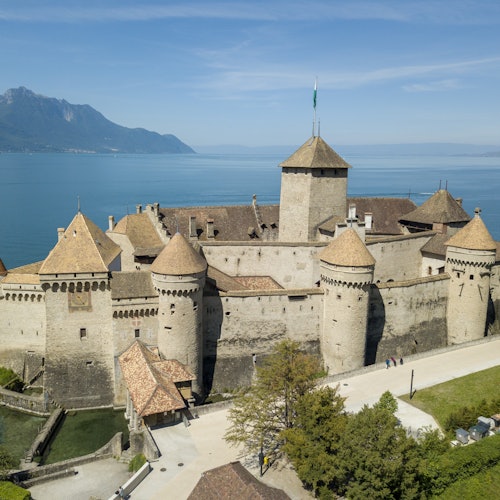 シヨン城スイスの夕日Premium写真