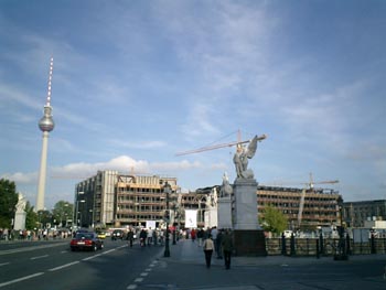 ドイツの首都ベルリンは都市州です。 ドイツ最大の街で、また現在EUで最も人口の多い街です。 東西分断の歴史を経たベルリンの街は多様性に富んでいて、世界中のクリエイターを魅了する最新カルチャーの発信地としても知られており、例えばテクノ音楽やアーバンアート等の