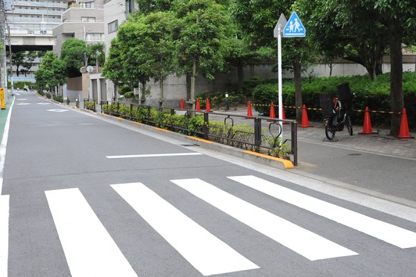 車線をはみ出すよそりゃ東京の幹線道路「狭すぎる車線」のワケ 安全性に難 見直しも進行中乗りものニュース