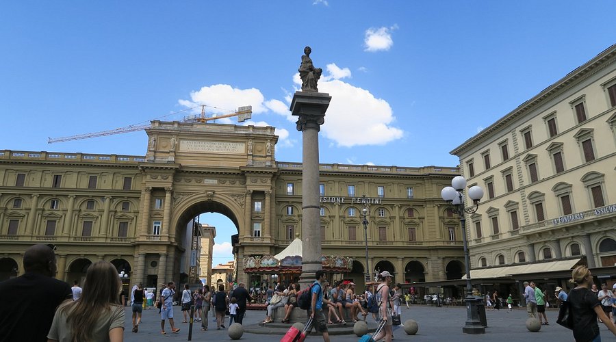 フィレンツェ観光の拠点に！映画のロケ地にも使われた「レプッブリカ広場」たびこふれ