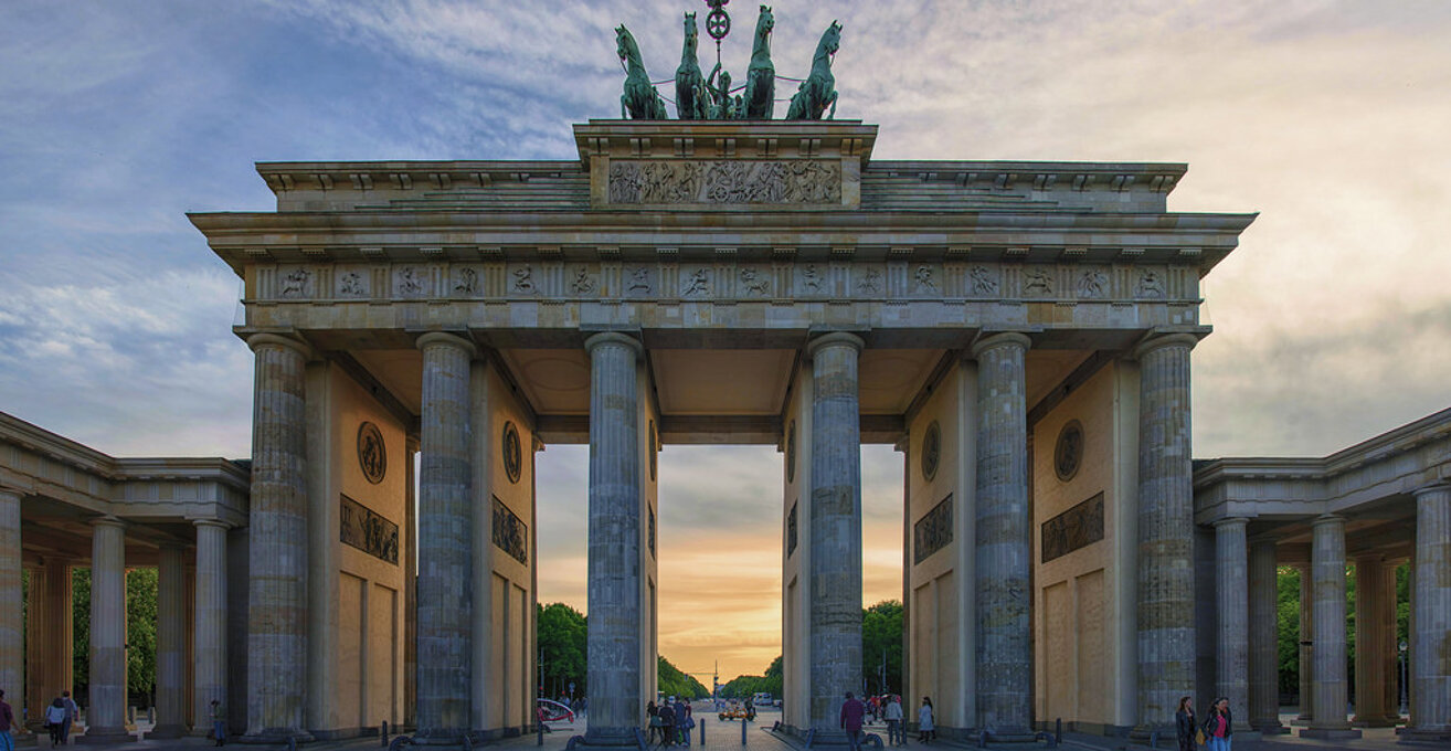 夜のブランデンブルク門 30年ほど前までここが戒厳令下にあった場所だったとは、今ではもう想像できませんよ。 brandenburgertorbrandenburggateberlinvisitberlinvisitgermanyberlingramig_berlinnightviewdeutschlandドイツドイツ旅行