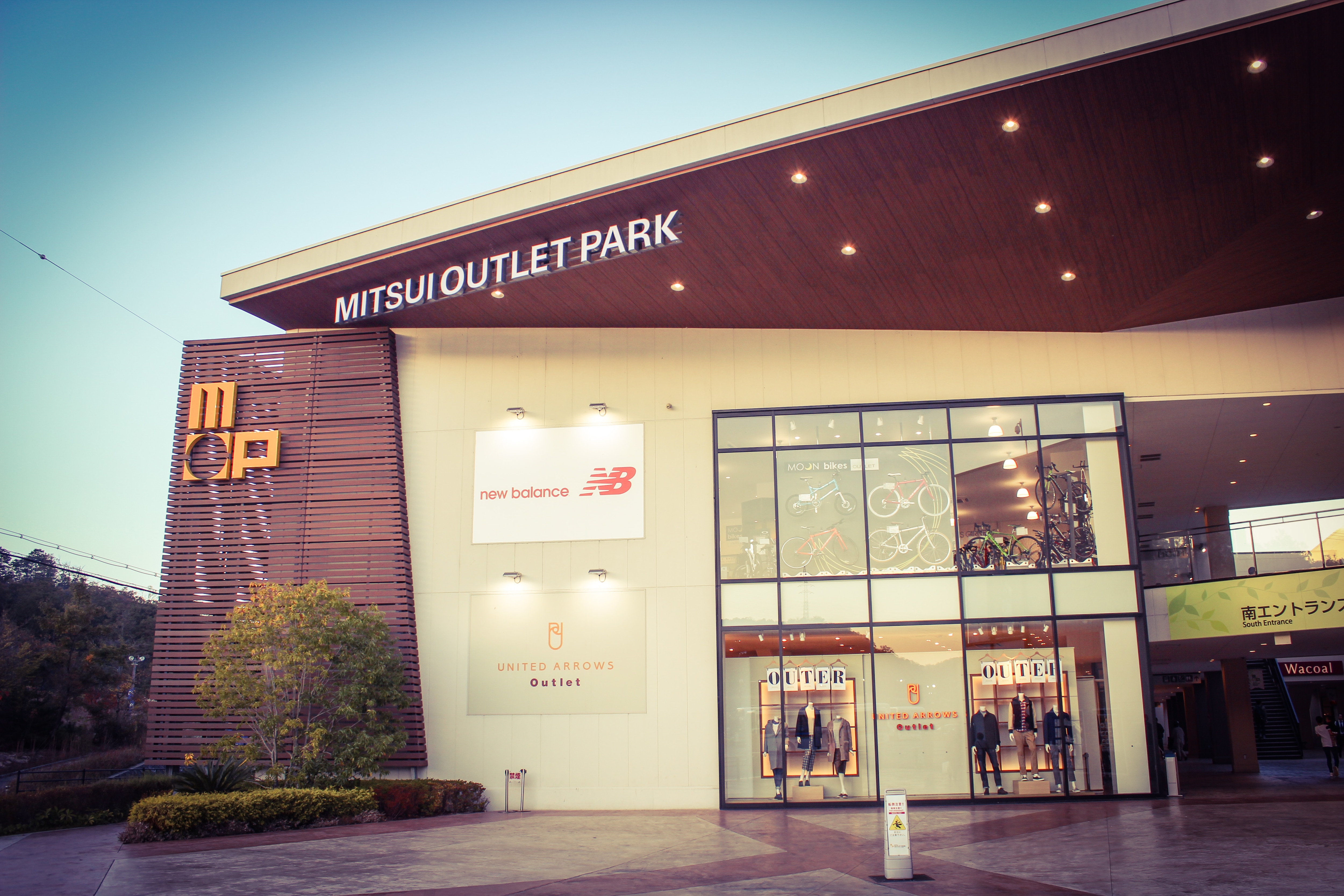 犬と散歩 八ヶ岳リゾートアウトレット季節を愛でる