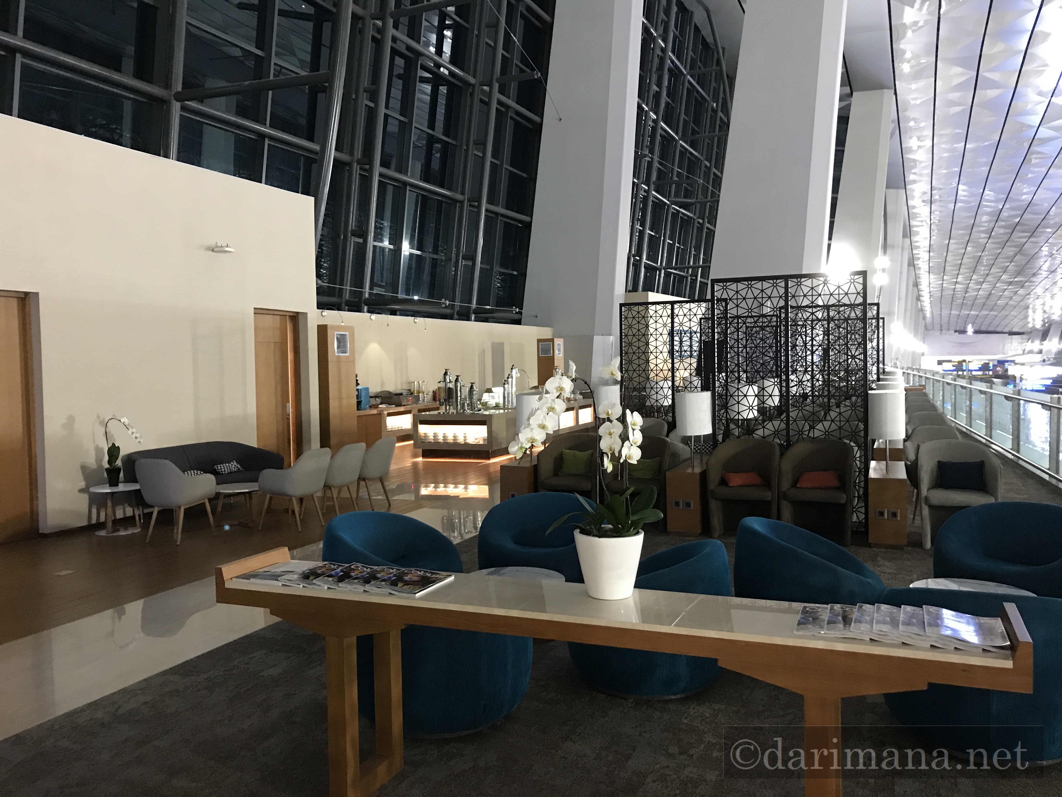 ジャカルタ スカルノハッタ空港第2ターミナル トランスファーラウンジチンタオ