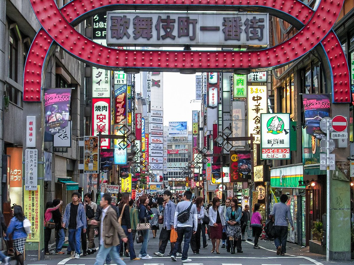 歌舞伎町の入り口で人々を迎える街のシンボル 「歌舞伎町一番街アーチ」歌舞伎町文化新聞