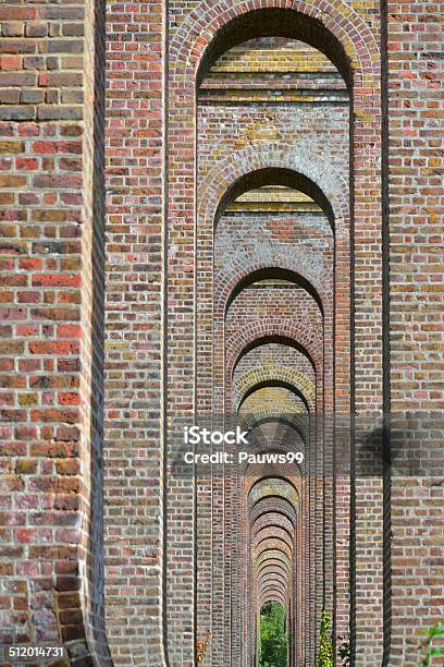 英国バルコムのウーズバレー高架橋のレンガ造りとアーチ型天井Premium写真