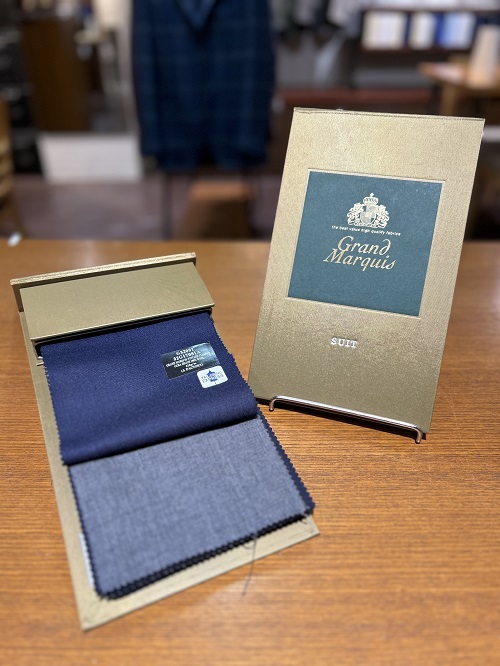 126年の歴史を持つ日本の生地メーカー「ニッケ」に、麻布テーラーらしい色合いと艶感を加えて別注した生地。'60年代のビジネスエグゼクティブに向けて開発された「 キューバビーチ」は、適度なハリ感とシャリっとした肌触りが特徴。azabutailorスーツsuitオーダー