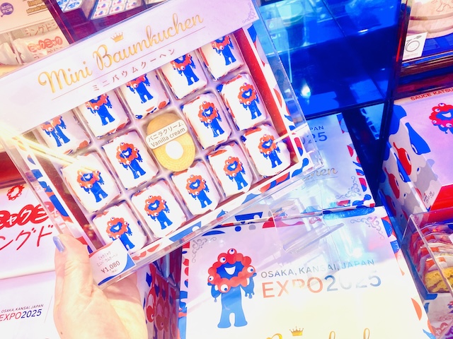 Tシャツ 大阪駅で買ったミャクミャクグッズたちを自慢するよ～ うちわ大阪万博WALKER〜アラフォーママの現地体験記