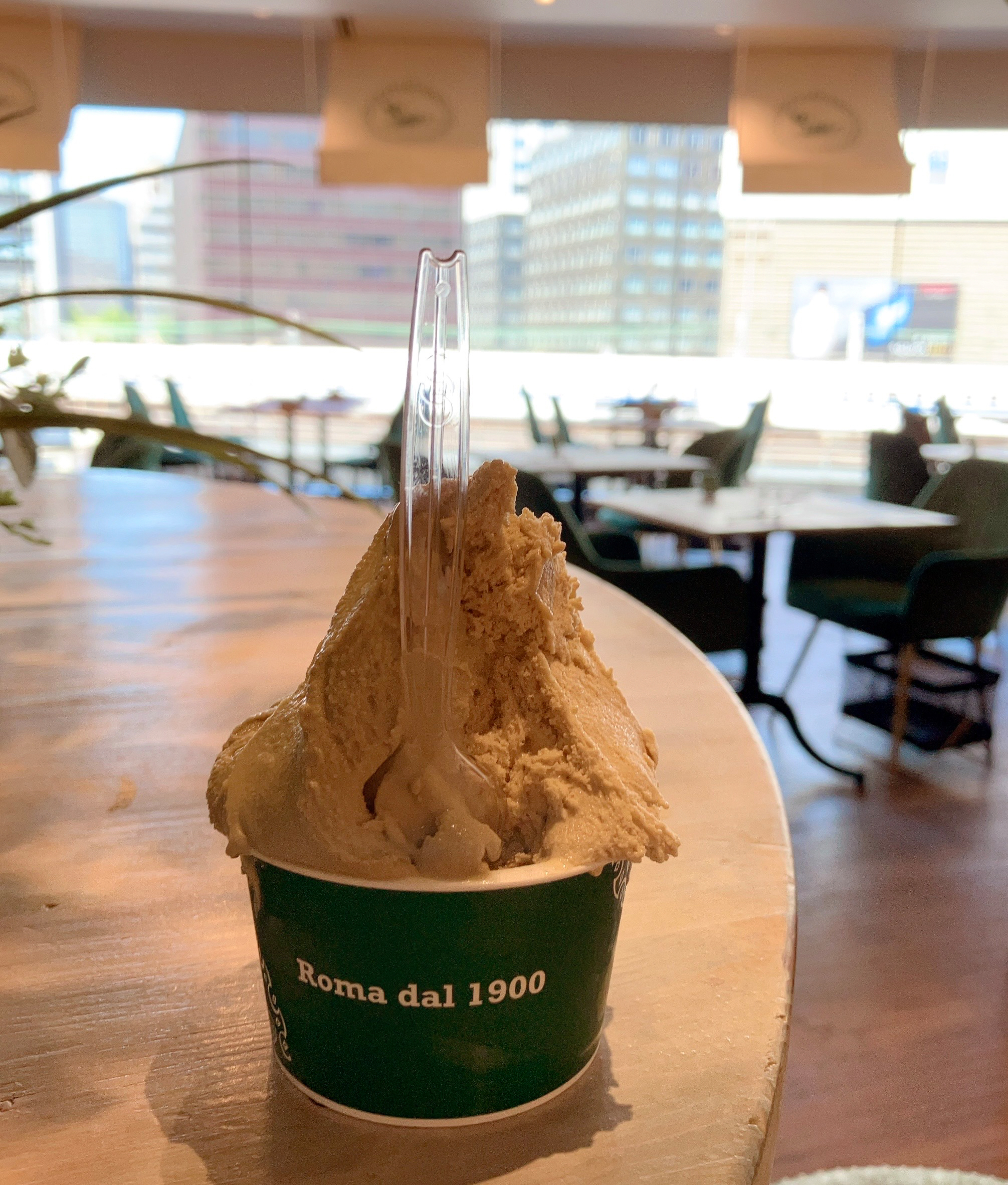 ローマ市内の映画で超有名になったスペイン広場にあるローマ階段でジェラートは食べない！-イタリア旅行記33