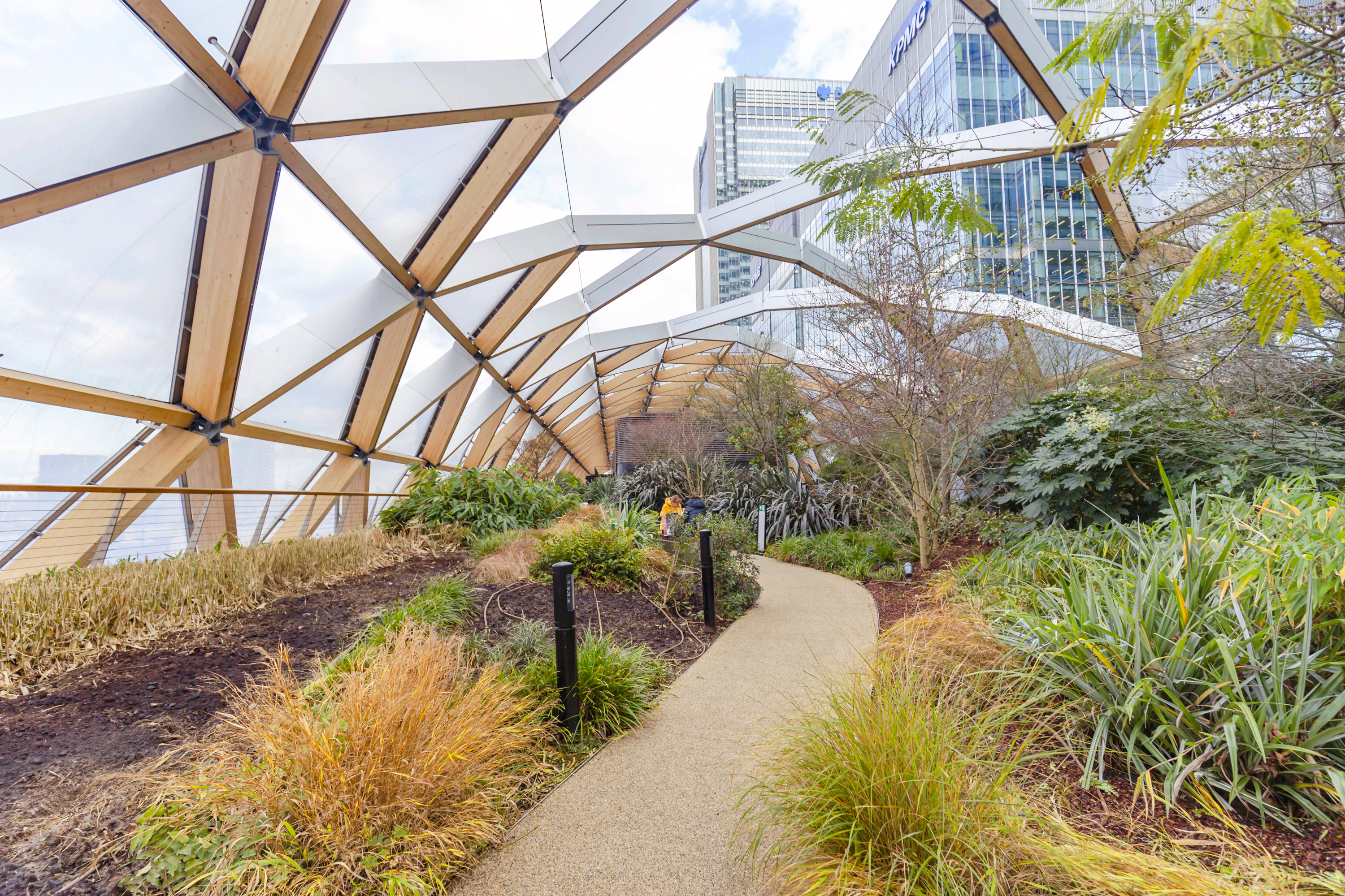 ロンドン、英国 - 2018年4月28日:観光客はカナリーワーフのクロスレールプレイスの屋上庭園を訪問の写真素材・画像素材 Image115825962