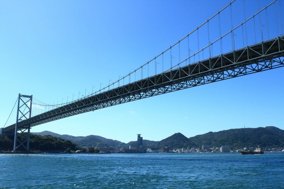 関門橋が開通５０年、４億７０００万台が利用 旅行中の女性は「東洋一のつり橋」の面影に「素晴らしい」 : 読売新聞