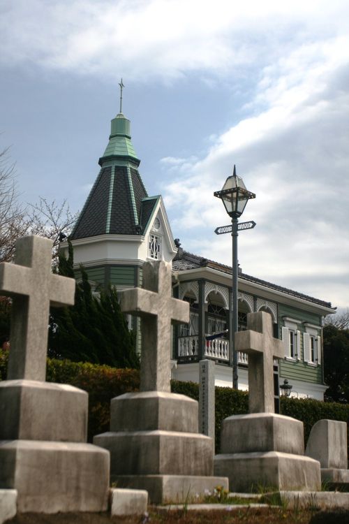 横浜外国人墓地です。アメリカ山公園から続く坂道を登っていくと、右手に広大な墓地が。観光客らしき外国人 も訪れていました。こんな場所て永遠の眠りにつくのもいいかもしれませんね