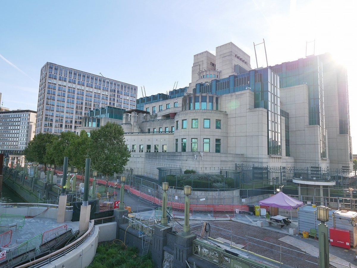 ロンドン 名作ラブコメ映画の舞台になった「ノッティング・ヒル」でアンティーク好き必見のマーケット -おすすめ旅行を探すならトラベルブック