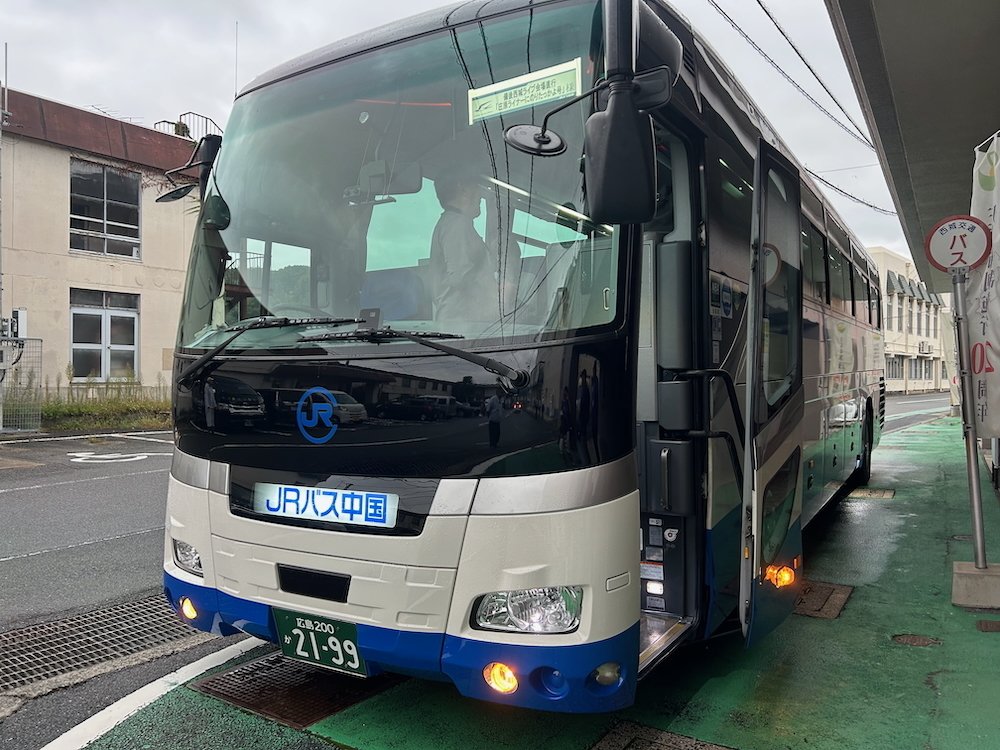 今日も西城町も備後西城駅もカラッと晴れて30度超えです🙈☀️レールに影響が出ませんように🙏🙈 という事でヒバゴン4コマ劇場ご覧ください🐵💕ヒバゴンヒバゴンお姉さん備後西城駅芸備線カープラッピングバス備北交通企業公式が毎朝地元の天気を