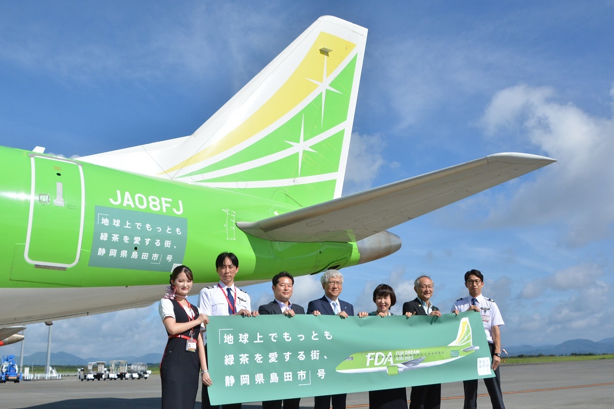 煙が出ている緑と黄色の飛行機の写真 – Unsplashの動物の無料画像