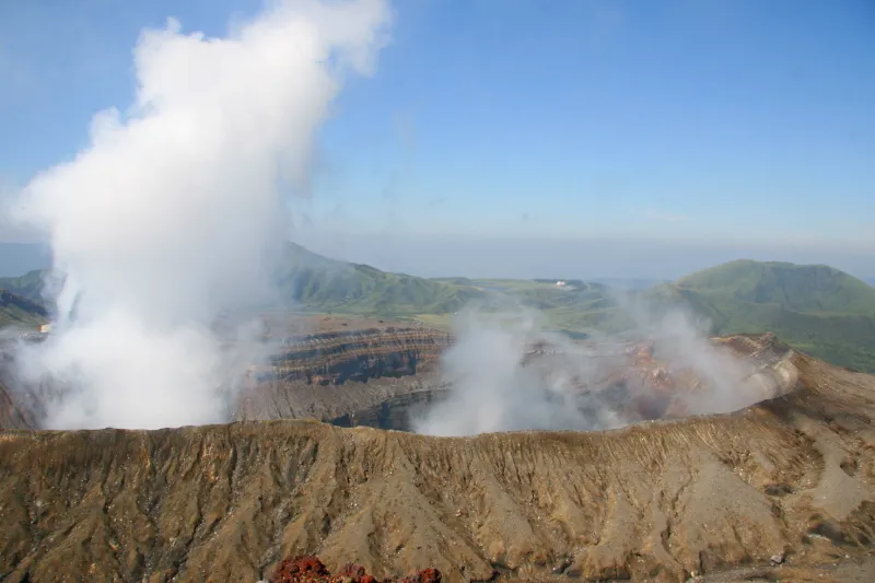 阿蘇山 の第4火口 がエメラルドグリーンに色付いています✨阿蘇中岳火口 は第1～第7まであるんです⛰