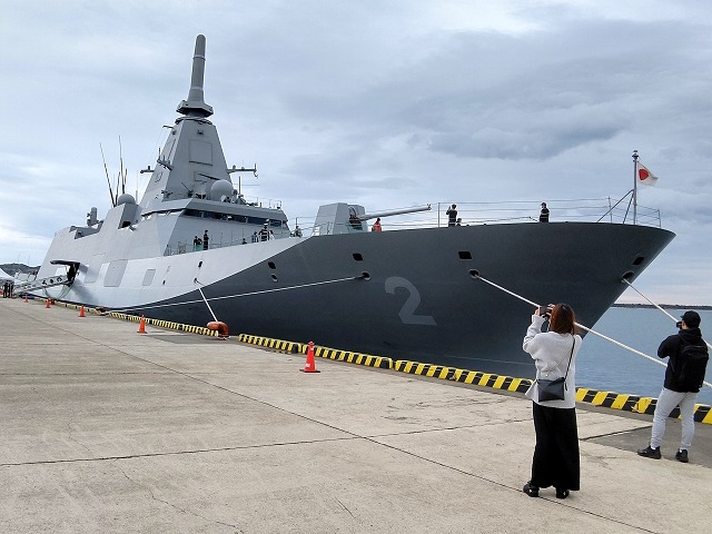 画像・写真：日豪防衛相、護衛艦を視察 艦上で共同記者発表：時事ドットコム