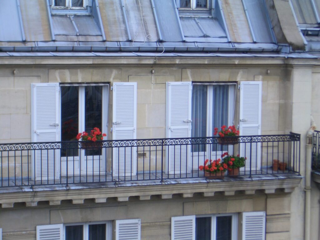 パリの暮らしとインテリア 18古アパルトマンを自分で設計！ イームズや北欧名作チェアなど椅子13脚がアクセント。アートディレクター家族の素敵空間