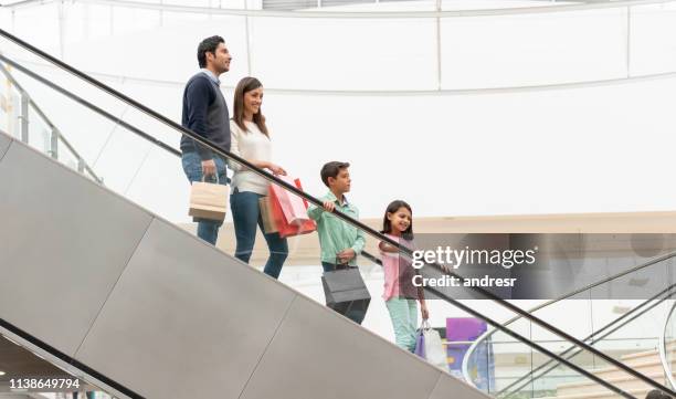 ブラッド・ピット＆トム・クルーズ、24年ぶりにツーショットがキャッチされる！ 熱いハグで再会を喜ぶ SPURセレブ通信SPUR-Yahoo!ニュース