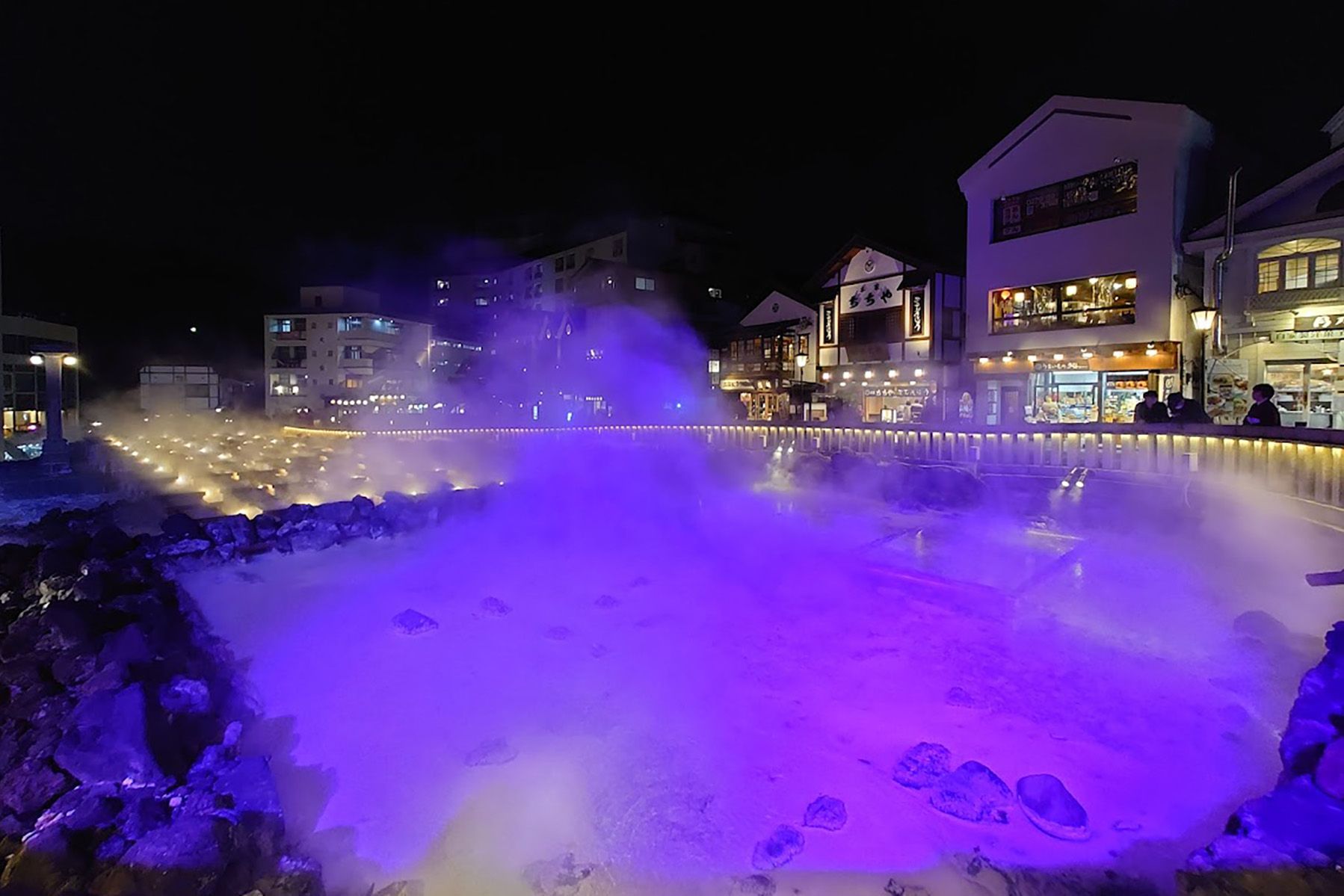 連休中の草津温泉は大賑わい！湯畑ライトアップの様子 2025年7月20日撮影 –公式 草津温泉 草津スカイランドホテル