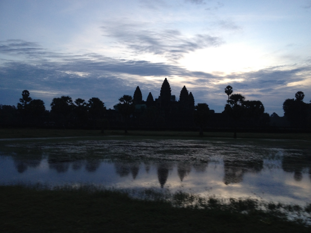 カンボジア 一度は訪れたい世界遺産！「アンコールワット」朝昼夕それぞれの顔