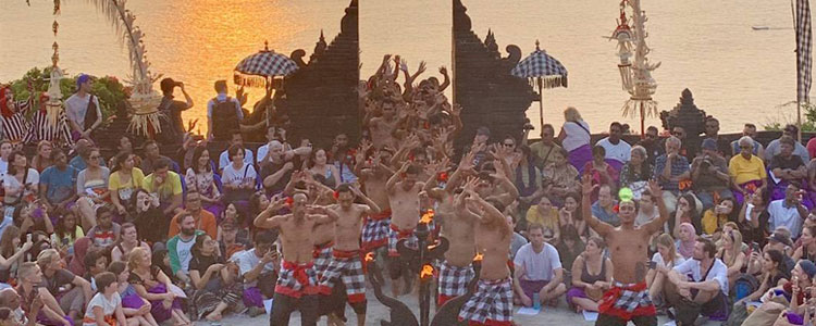 バリの夕日：ウルワツ寺院、ケチャダンス、ジンバラン湾 in Bali