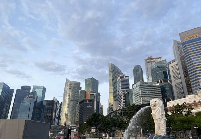 シンガポール、超デザインの超高層ビルが完成