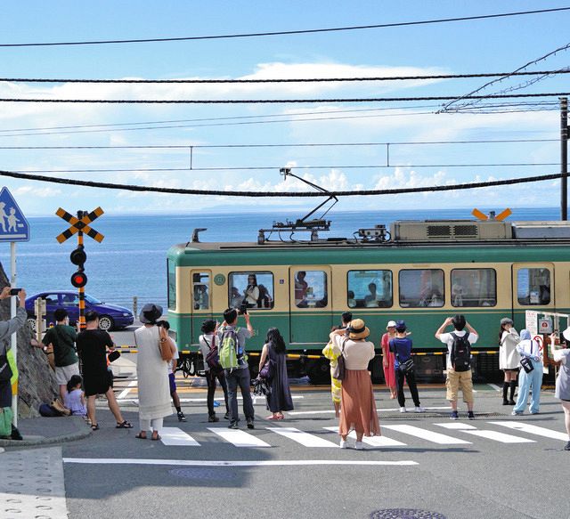 スラムダンクの聖地巡りに行って来ました, 何気に人生初江ノ電も堪能してきました,鎌倉高校前は同じ目的のアジア人でごった返しており、なんと言うか映画を見てもない、江ノ島行くついでに立ち寄っただけのわたくしは、ただただ地元の方にとって迷惑極まりない存在だったと思います、申し訳ない,しかしこんな通学路、羨ましすぎるぞ, とこほでSLAM dankって鎌倉高校がモデルなん