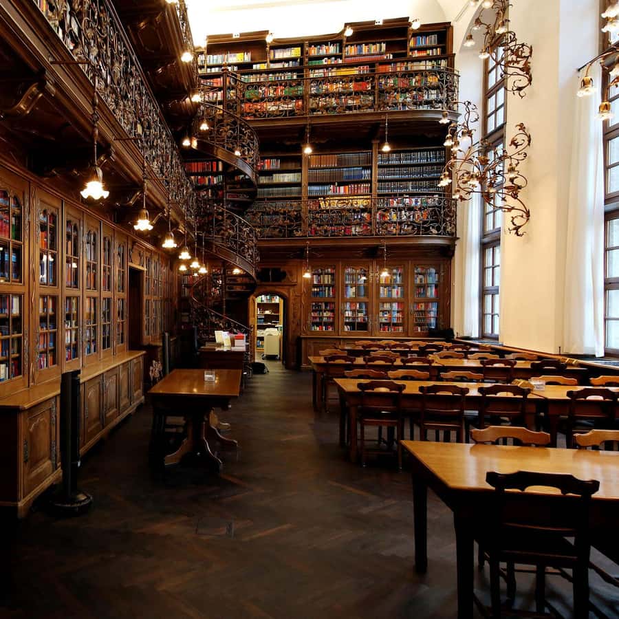 RETRIP×ドイツドイツ、ミュンヘンにある「法学図書館」。新市庁舎の中にある、地元の人々が勉強するごく普通の図書館 です。しかしこの重厚な本棚や、びっしり並んだ本の数々、、日本にはあまりない素敵な図書館ですよね。観光スポットではありませんが、異国の図書館
