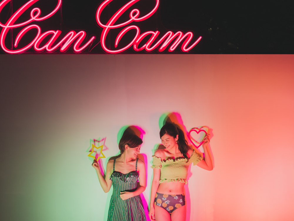 18,376 夜 プール Stock