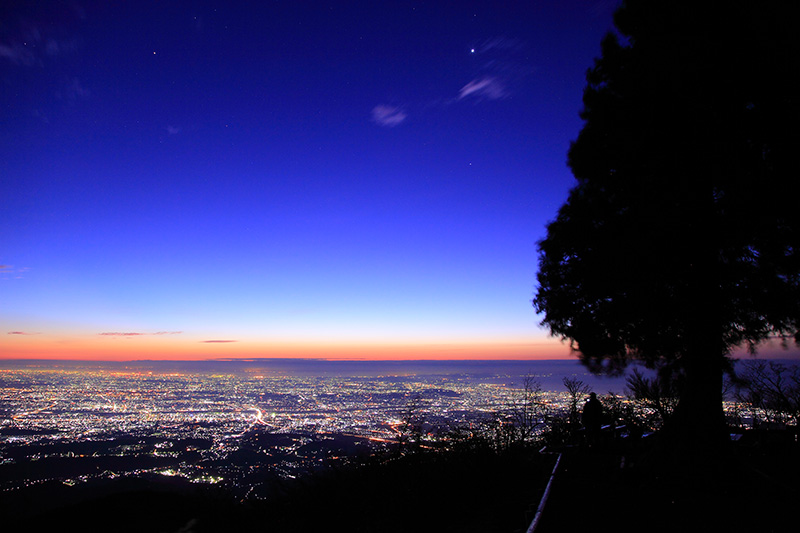 夜景を見るための夜登山・ナイトハイキングの魅力とノウハウ – 山と終末旅