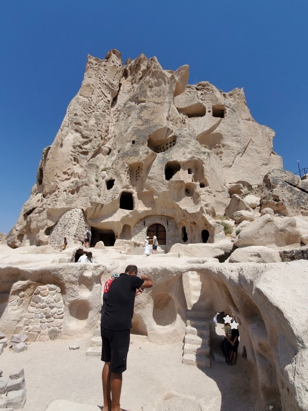 ウチヒサール城！ ギョレメからバスですぐ！なんだけど、ストップボタン無くて降りる時声出して知らせるから逃すと変なとこまで行っちゃうから注意⚠️ ・ ・景色最高でした！！！