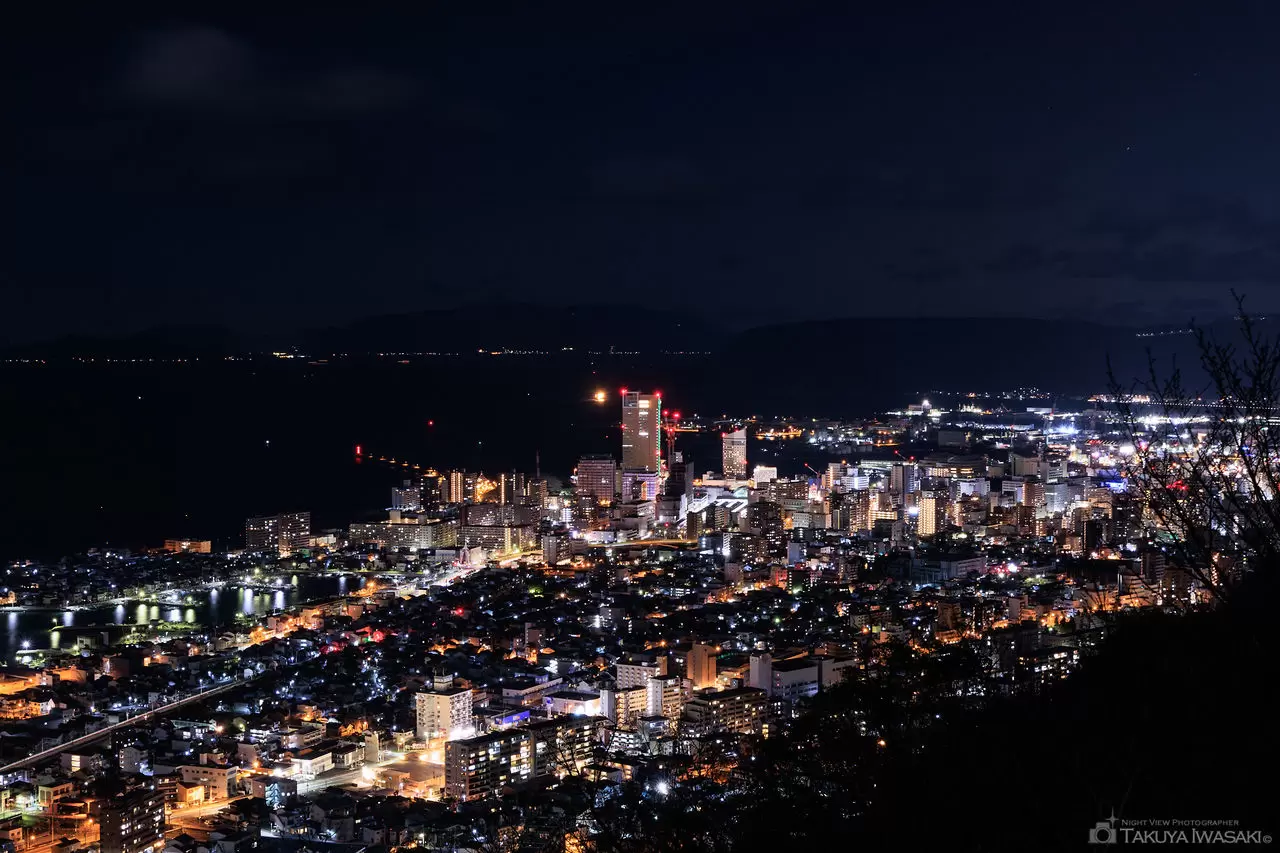 この冬見たい！夜景スポット おすすめ３選✨️ 澄んだ冬の空気が作り出す美しい夜景の数々。 街の灯りや瀬戸内海に映る光がロマンチックに輝きます。 夜景