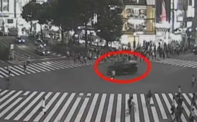 渋谷スクランブル交差点付近の７人がはねられた事故、２人は頭や腰を骨折する重傷 : 読売新聞