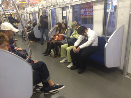 あのぅ、電車の座席では寝ないでくださいGANREF