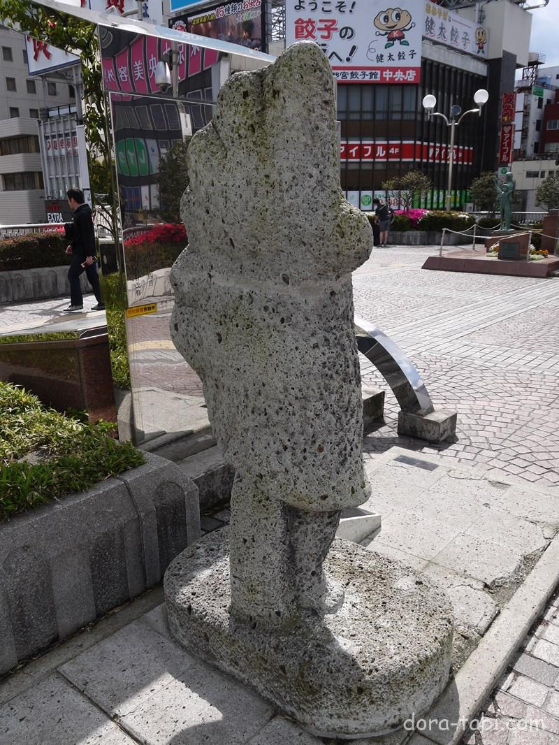 宇都宮西口の「餃子像」。 - ハートランドの「のみのみくいくい」