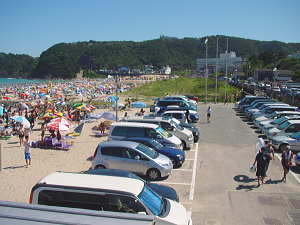 冬は駐車場🅿️無料でお使いいただけます。 店舗ご利用の方はもちろん、サーフィンされる方もビーチにお散歩行かれる方もお気軽にご利用ください。温水シャワー、トイレ完備。 海上がりに、ホッと一息コーヒーや軽食☕️ WAXひとつ、ついでに波のコンディションや