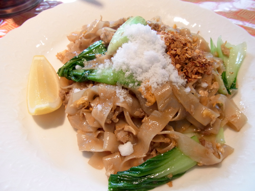 タイ現地ならではのビーフン生太麺「センヤイ」で炒め「パッシーユ」と「牛肉麺」 : ◇毎日カレー◇と☆タイ料理☆ by エスニカン
