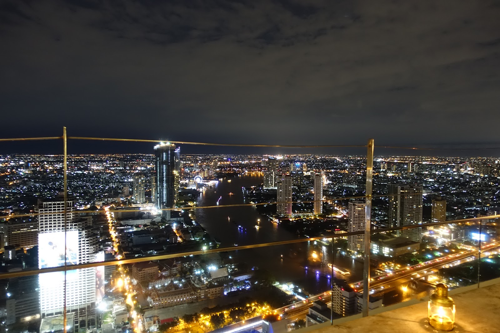 シロッコに行ってきたよ〜やっぱり何回行っても素敵なお店✨64階の景色サイコー‼️ 調子乗りすぎてワイン飲んでたら，お会計ビックリ🤣タイ旅行バンコクシロッコスカイバーthailandBangkoktriptravelsiroccoskybar